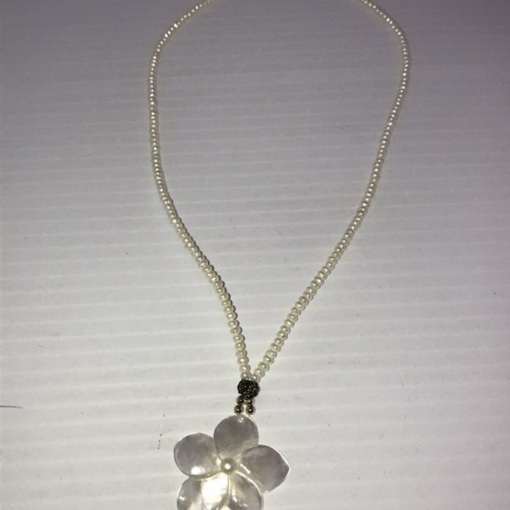 Elegant Pearls and Mother of the Pearl Flower pendant Necklace